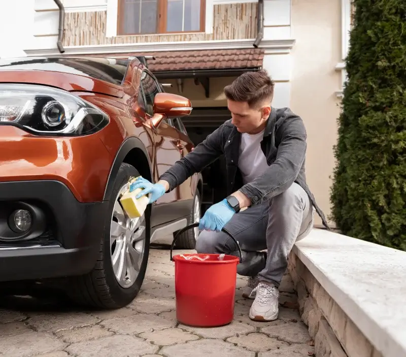Lavage auto à domicile Allègre-les-Fumades : professionnel intervenant sur un véhicule